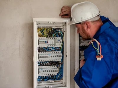 Wie oft elektrische Anlagen einer DGUV V3 Prüfung und einer VDE Prüfung unterzogen werden müssen