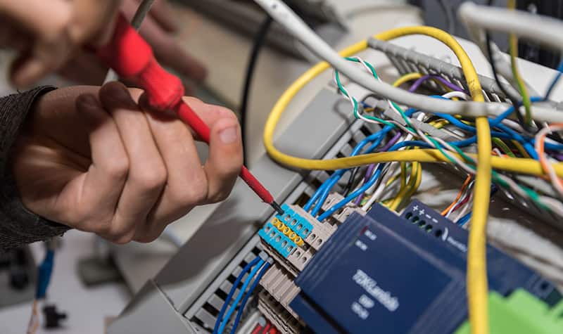 Elektrische Gefährdungen frühzeitig erkennen durch die DGUV V3 Prüfung