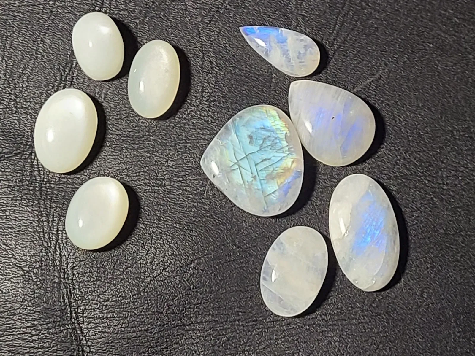 Natürliche Edelsteine verwandelt in Edelmetallschmuck