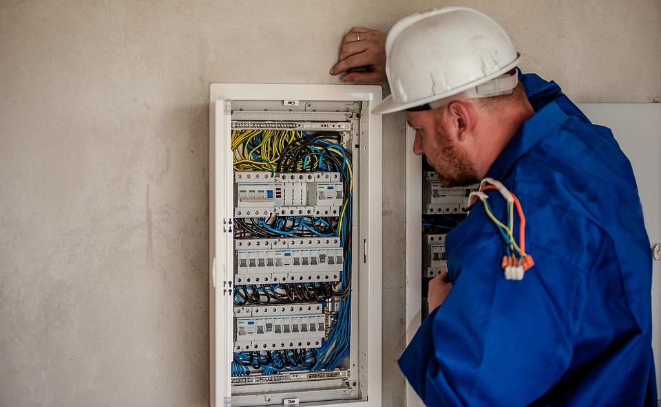 Wie oft elektrische Anlagen einer DGUV V3 Prüfung und einer VDE Prüfung unterzogen werden müssen