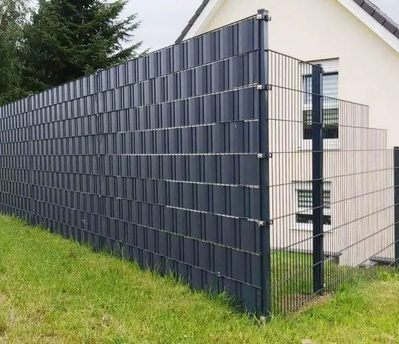 Doppelstabmattenzaun mit Tor in einem ungewöhnlichen Design: Wie Sie einen kreativen Gartenzaun gestalten können