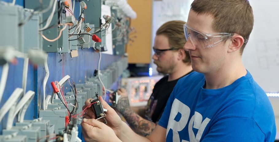 Wie oft elektrische Anlagen einer DGUV V3 Prüfung und einer VDE Prüfung unterzogen werden müssen